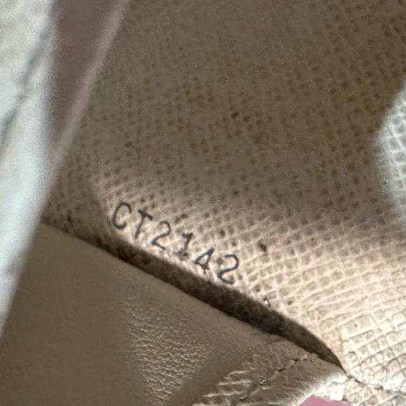 Louis Vuitton 4 key holder - Picture 6 of 8